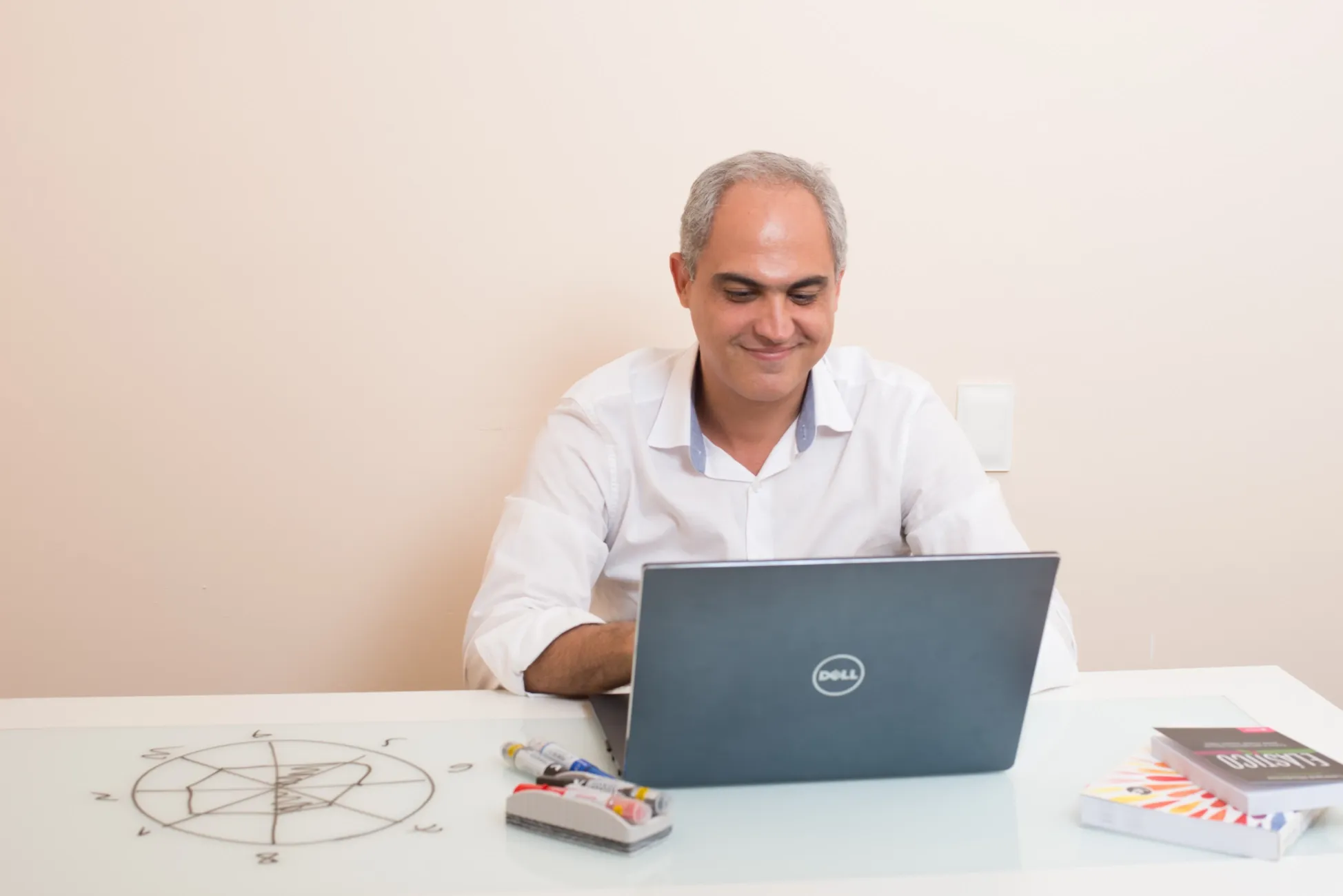 Weber Jatahy sorrindo, sentado diante de um notebook