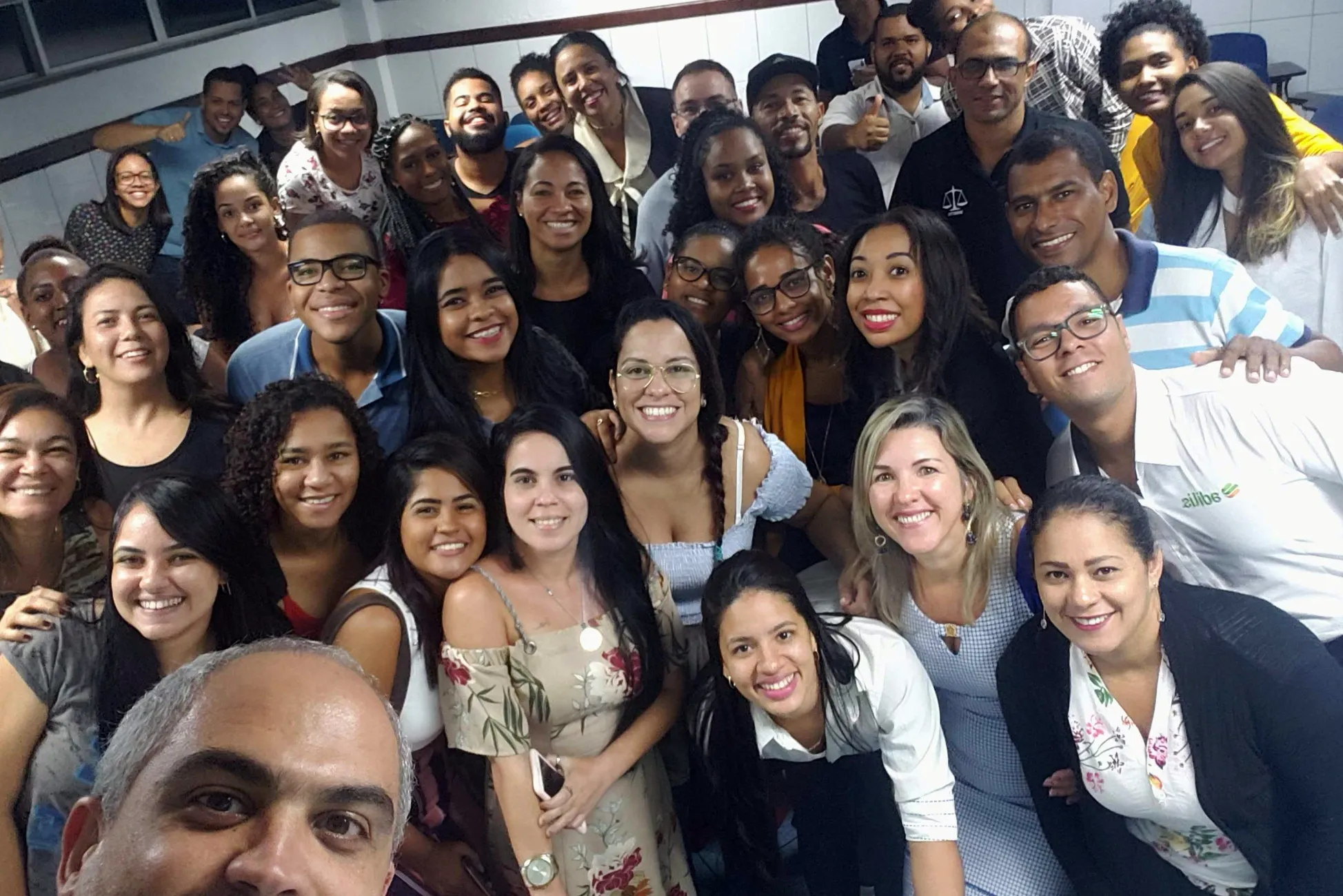 Selfie de Weber Jatahy com participantes de uma palestra