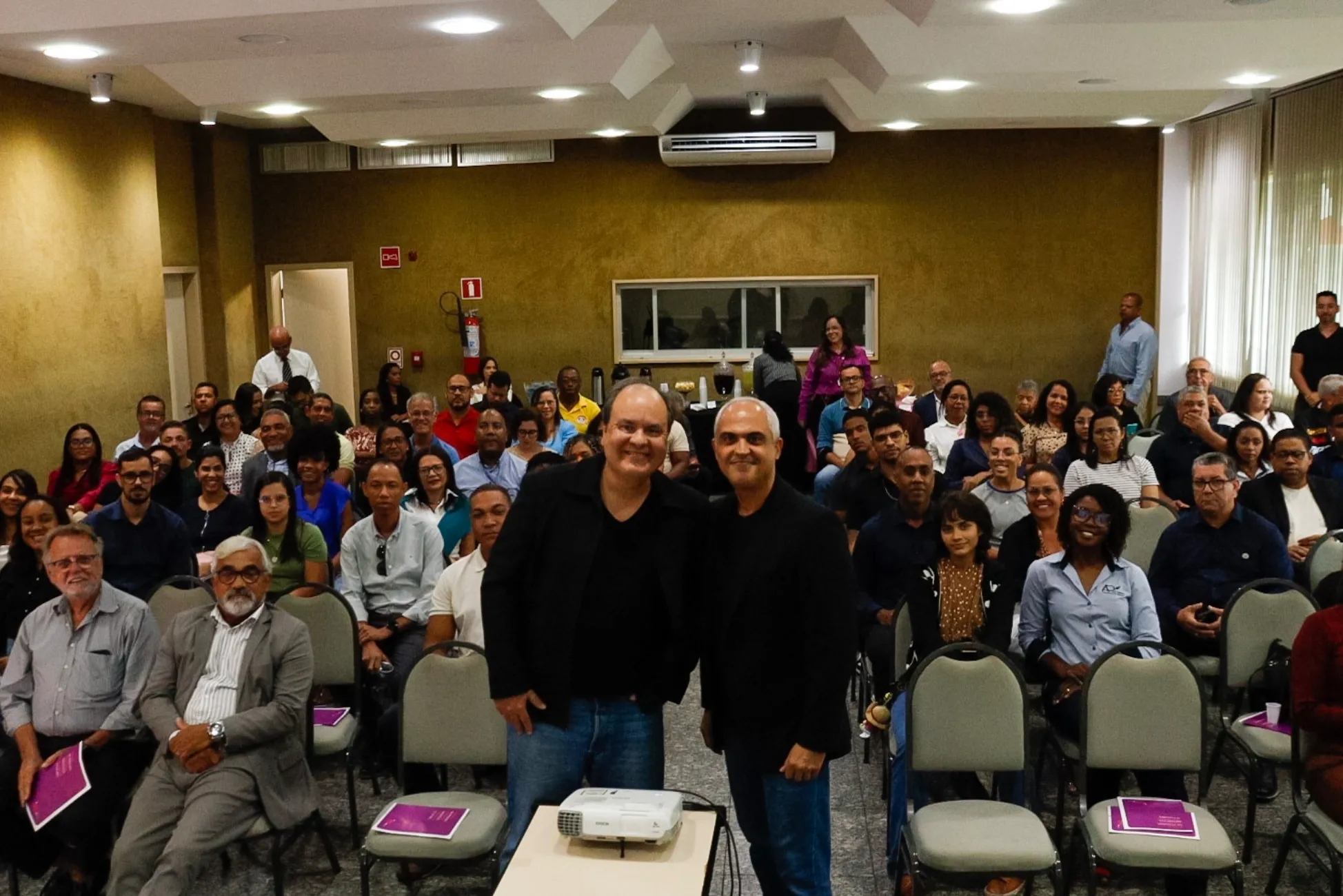 Weber Jatahy de pé em um auditório lotado